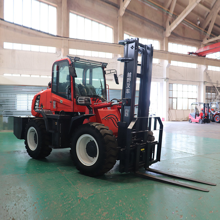 Electric lift truck operating efficiently in a modern logistics facility